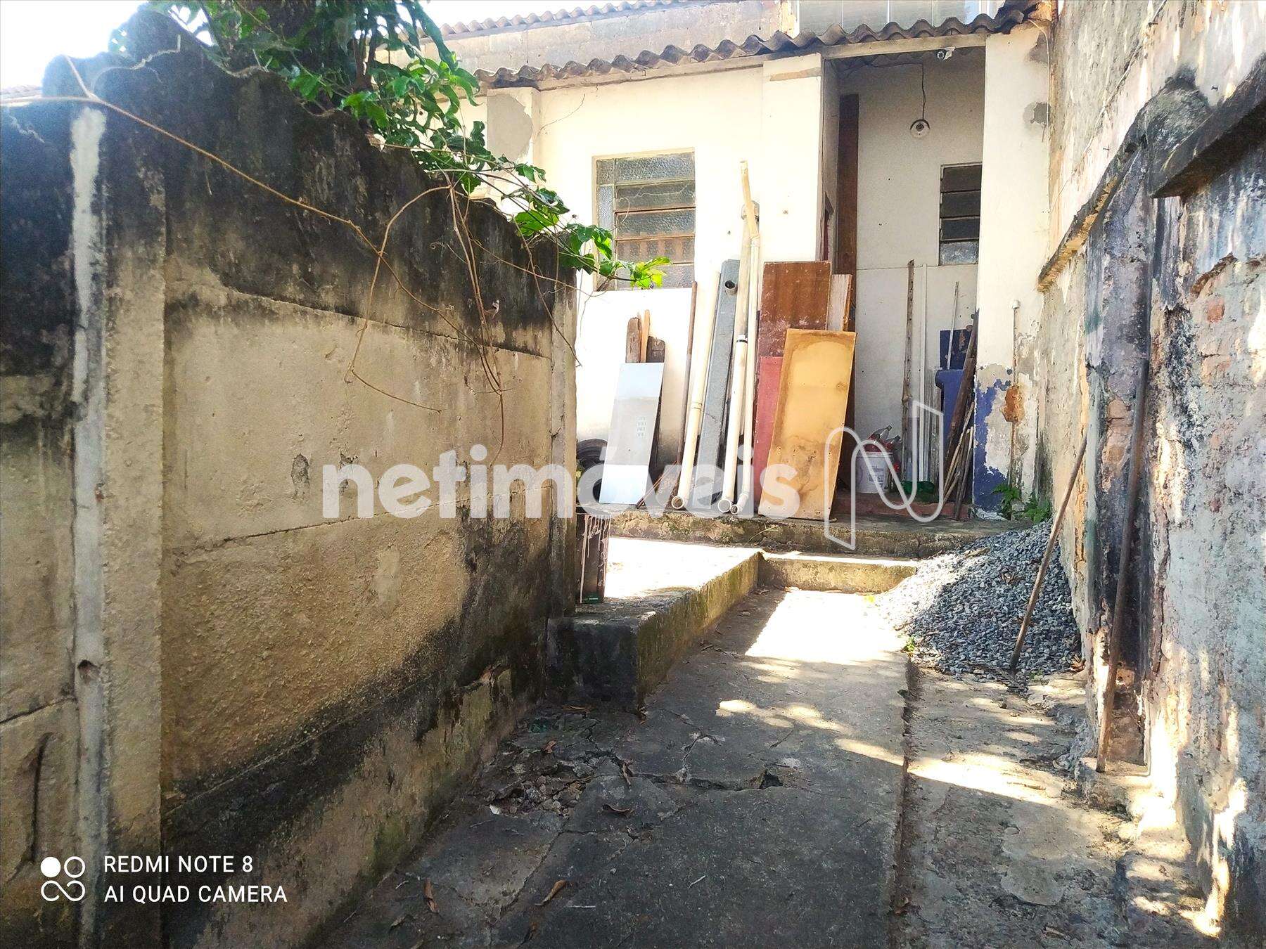 Entraa do barracão fundos