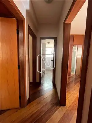  corredor entre os quartos