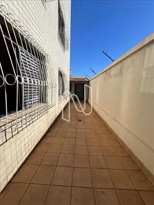 area externa lateral  dos quartos 