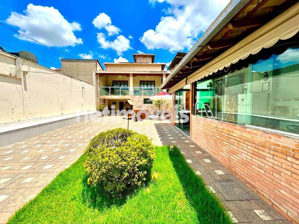 Garagem, área de churrasaqueira, casa