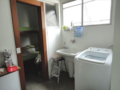 Área com quarto e banho de serviço.