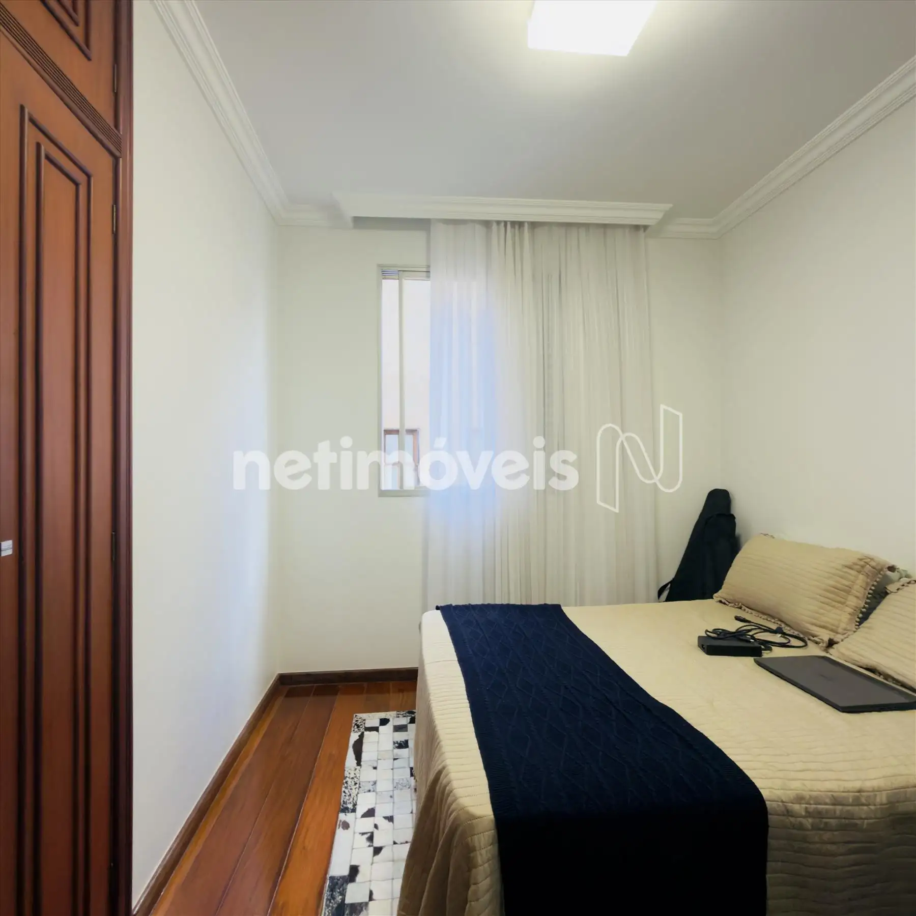 Quarto 2, com armário