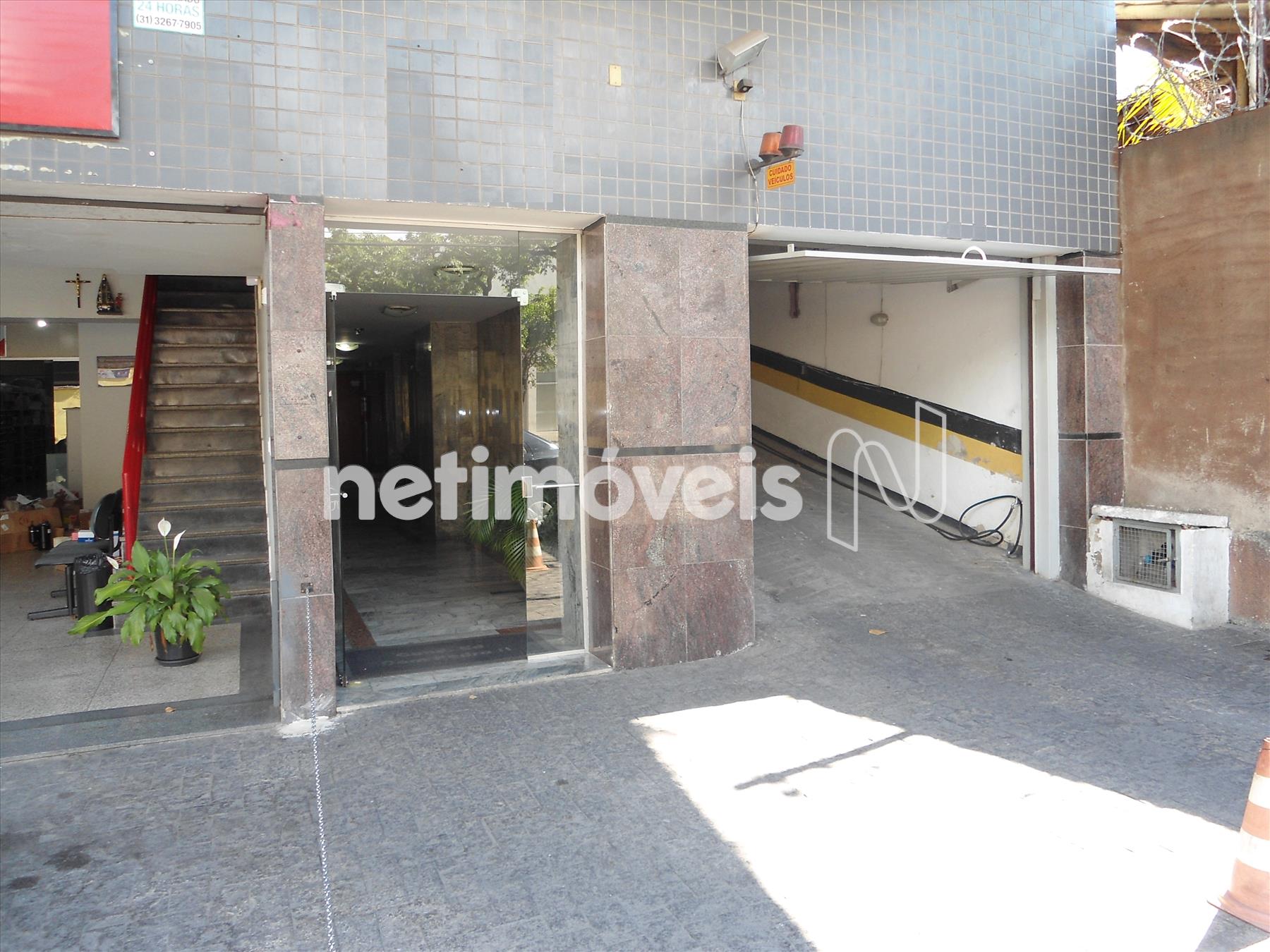 Entrada do prédio e garagem