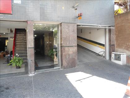 Entrada do prédio e garagem