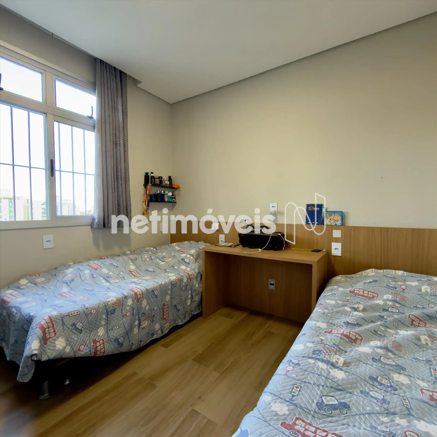Quarto solteiro, amplo arejado