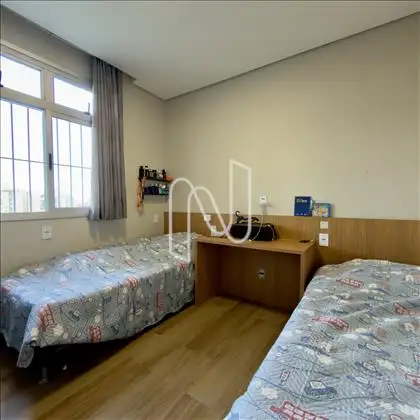 Quarto solteiro, amplo arejado