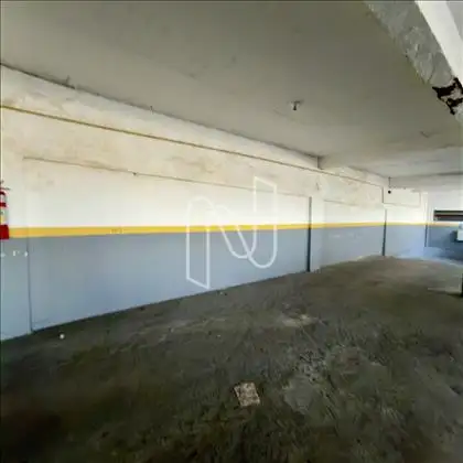 Garagem ampla, livre, coberta e demarcada