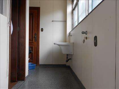 Área de serviços com quarto e banho