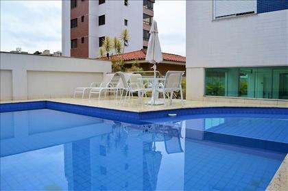 piscina infantil e adulto edifício