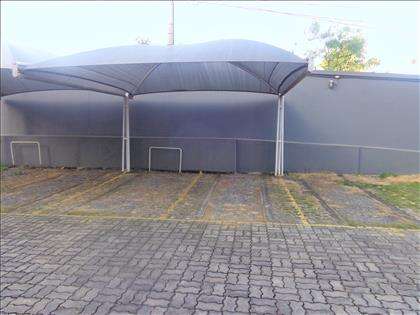 01 vaga livre coberta e demarcada