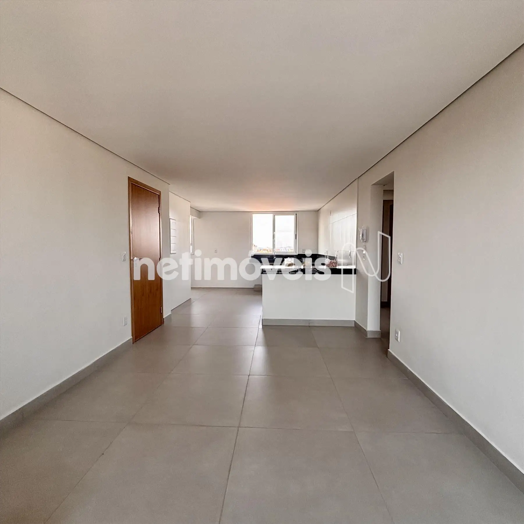 Sala de estar com cozinha americana