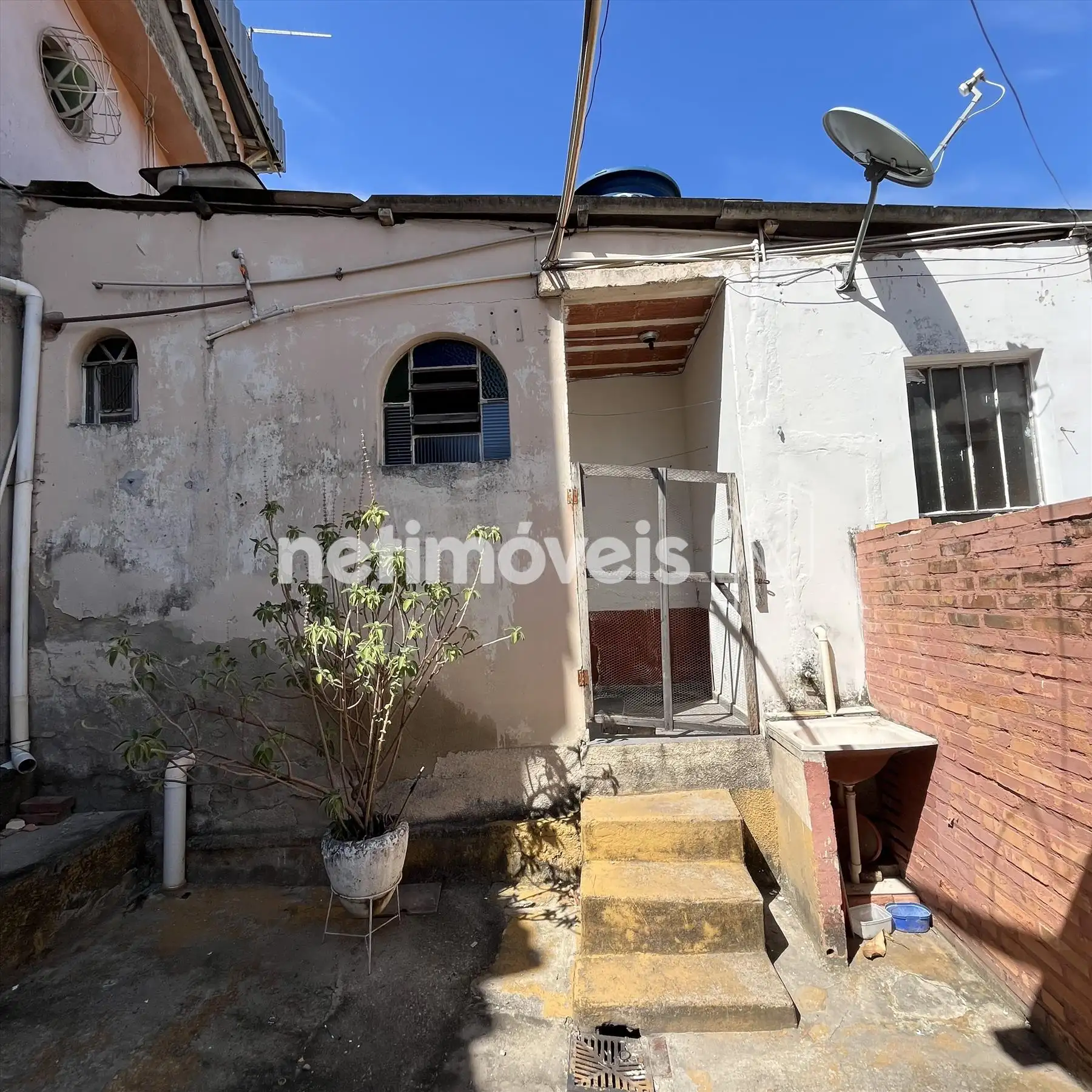 Fachada interna da casa 1 que tem 2 kitnets