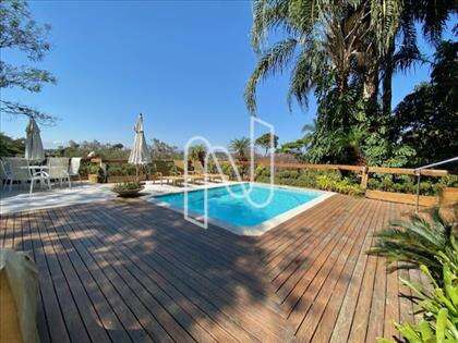 Piscina, parte da área verde da casa.