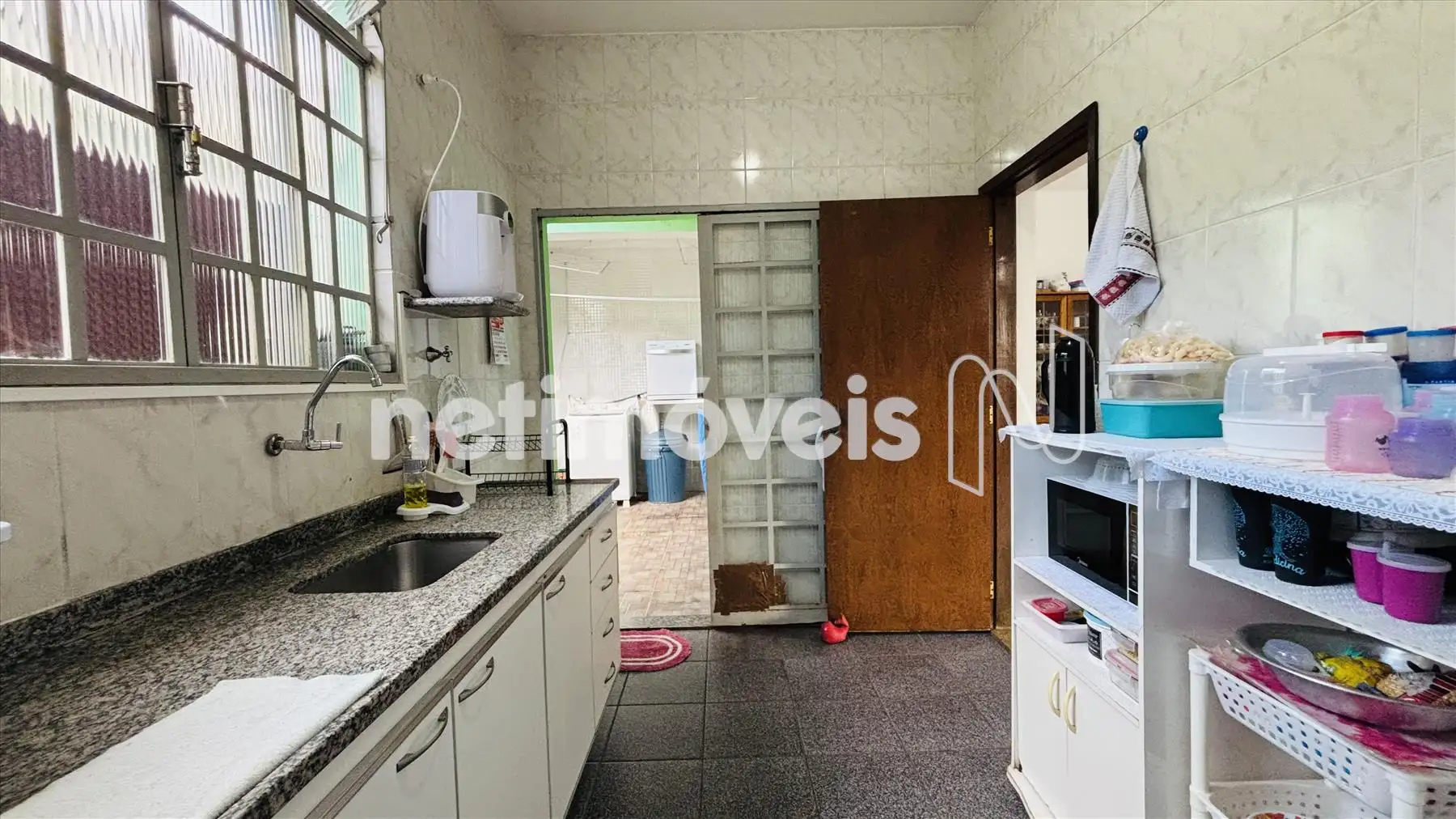 Cozinha com armários 