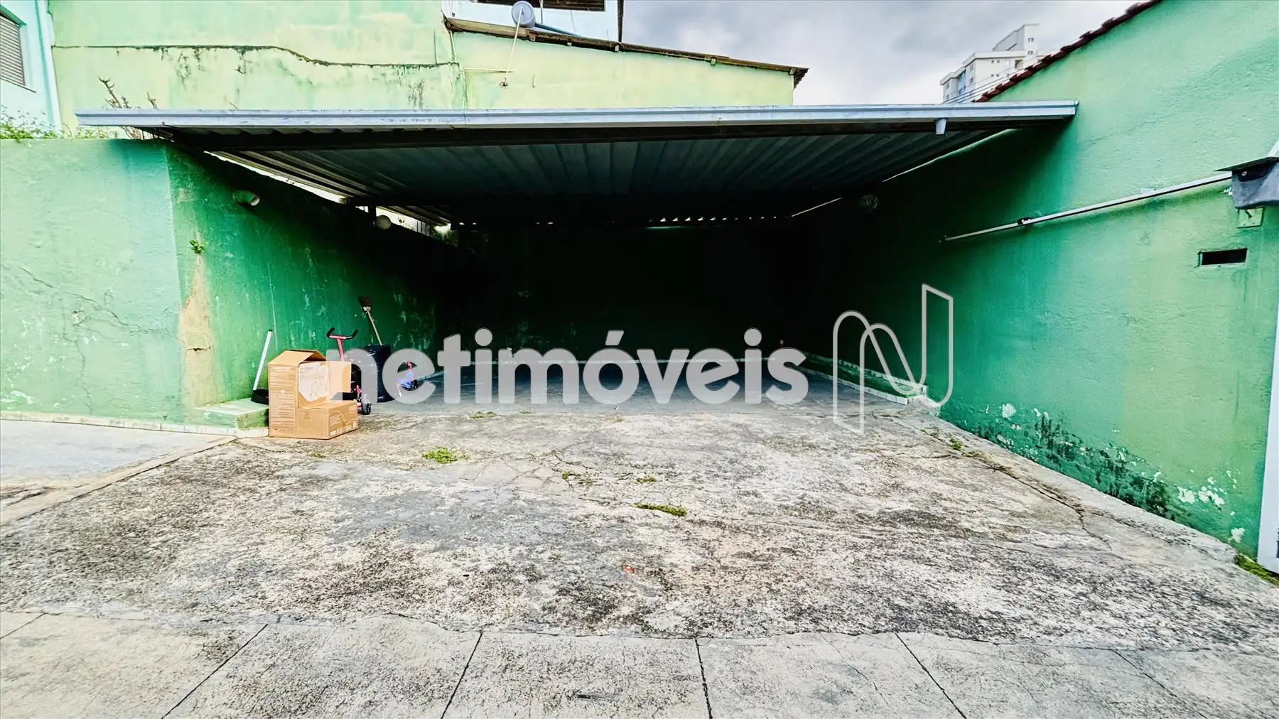 Primeira garagem coberta