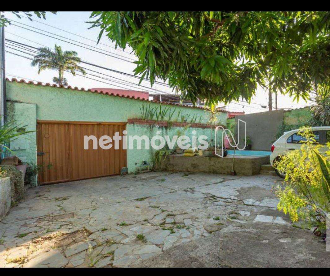 portao de garagem e piscina pequena