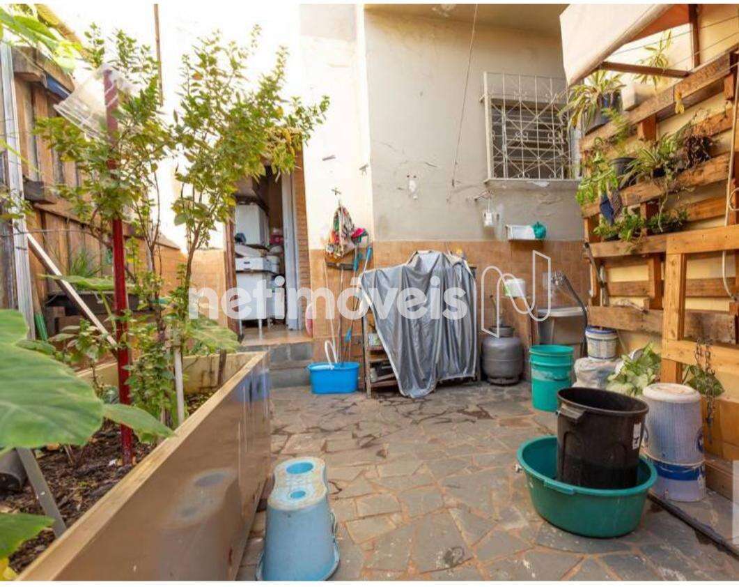 area de servico, parte de traz da casa