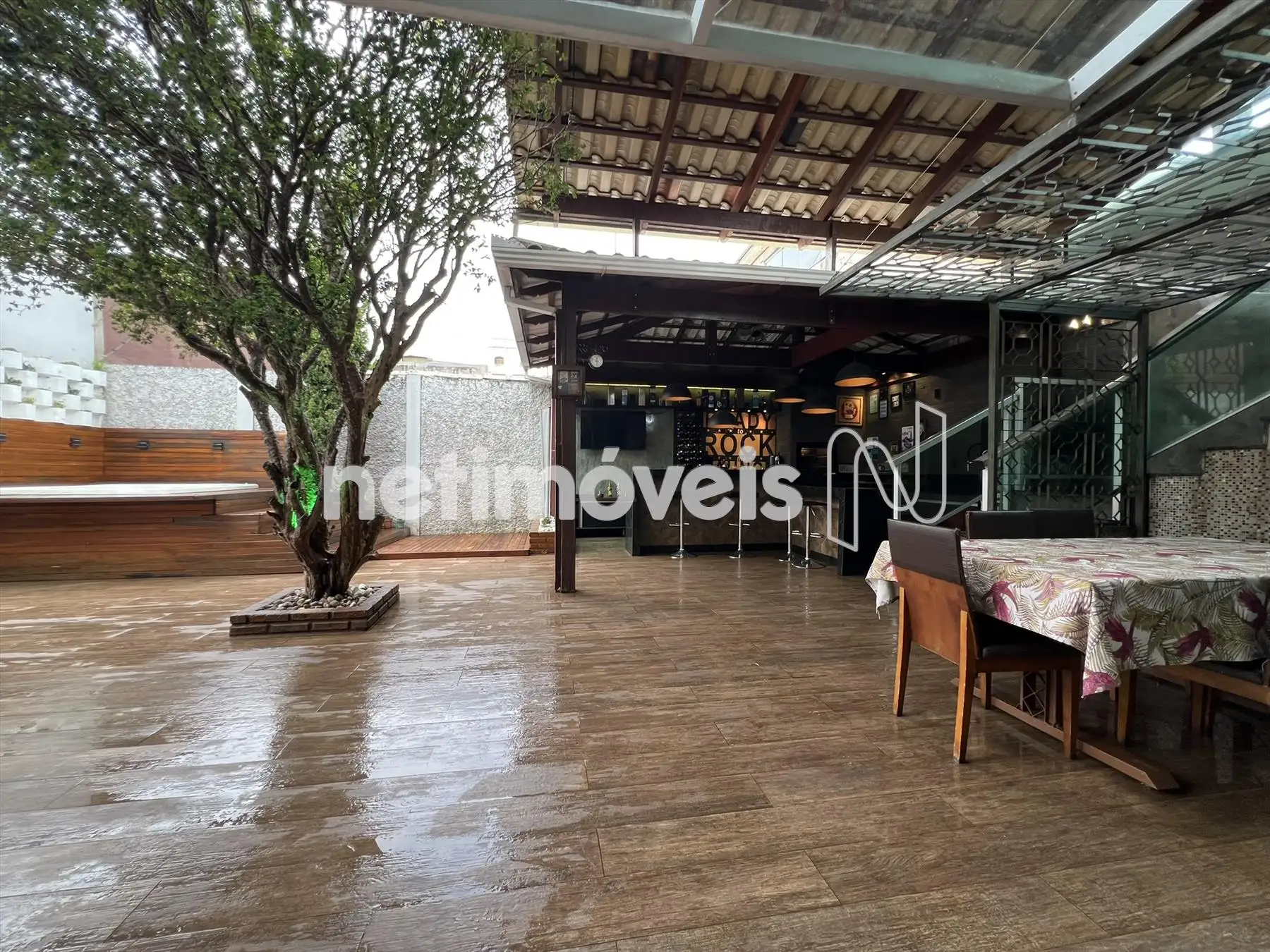 Área com espaço goumert e jacuzzi 