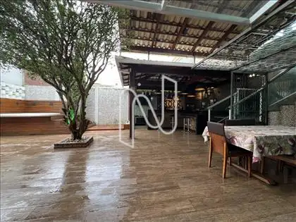 Área com espaço goumert e jacuzzi  