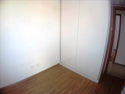 Quarto 03 - Com armário embutido e cortinas