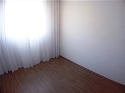 Quarto 02 - Com piso em laminado e cortinas