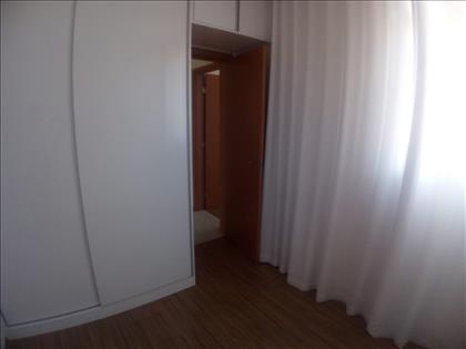 Quarto 03 - Com armário embutido e cortinas