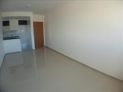 Sala para 2 ambientes e piso em porcelanato