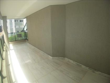 Varandão de 31 m² com piso em mármore