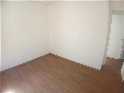Quarto 03 - Piso em laminado e Veneziana