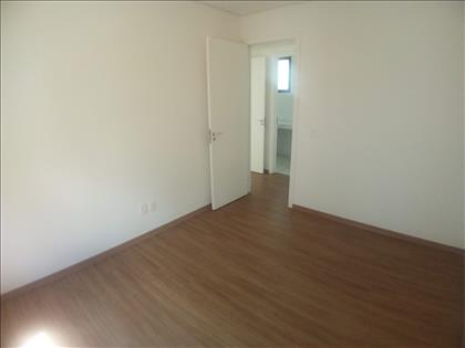 Quarto 04 - Piso em laminado e Veneziana
