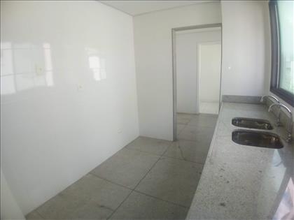 Ampla Cozinha com 2 pias, bancada em granito