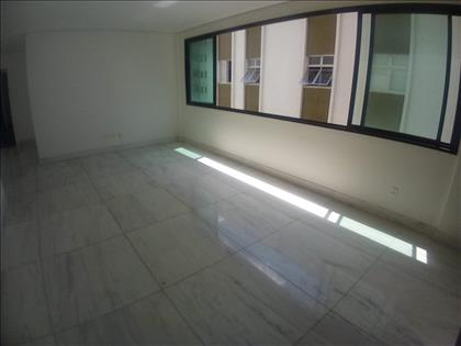 Sala para 2 ambientes com piso em mármore