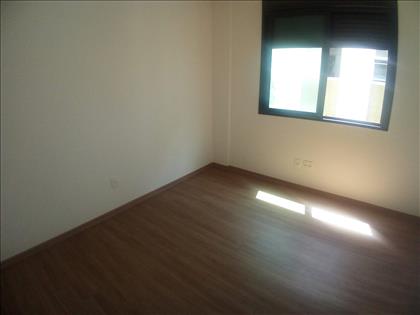 Quarto 04 - Piso em laminado e Veneziana