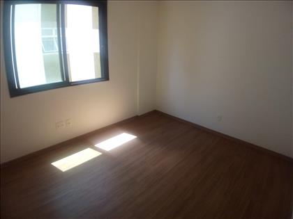Quarto 03 - Piso em laminado e Veneziana