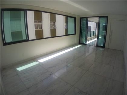 Sala para 2 ambientes com piso em mármore