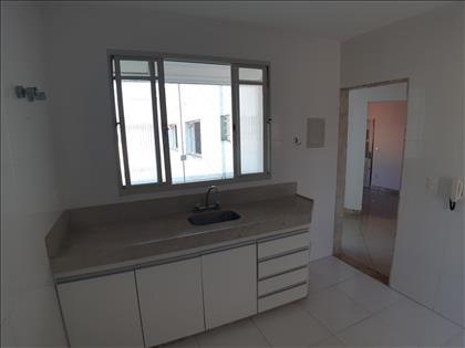 Cozinha com bancada e armário