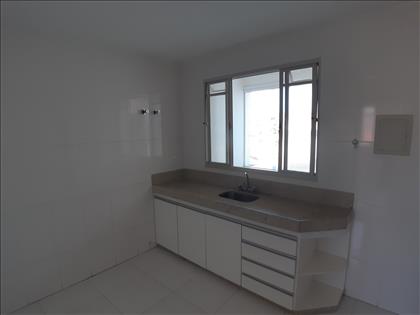Cozinha com bancada e armário