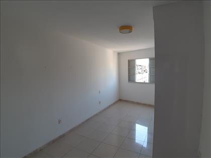 Quarto 02 com armários