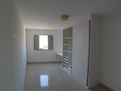 Quarto 02 com armários e bancada
