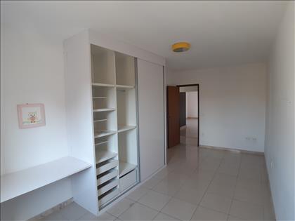 Quarto 02 com armários e bancada