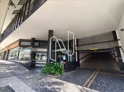 Ampla entrada e saída da garagem  