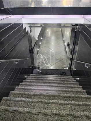 Entrada do prédio pela portaria principal  