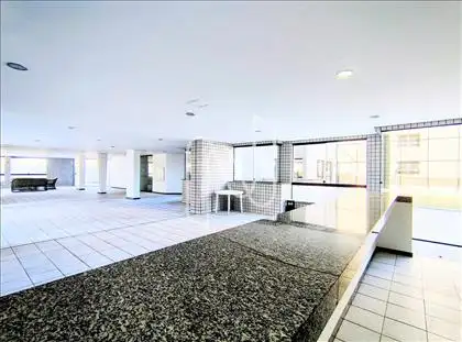 Salão de festas com ampla bancada em granito