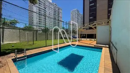 ÁREA DE LAZER COM PISCINA E CHURRASQUEIRA