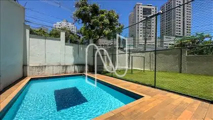 ÁREA DE LAZER COM PISCINA