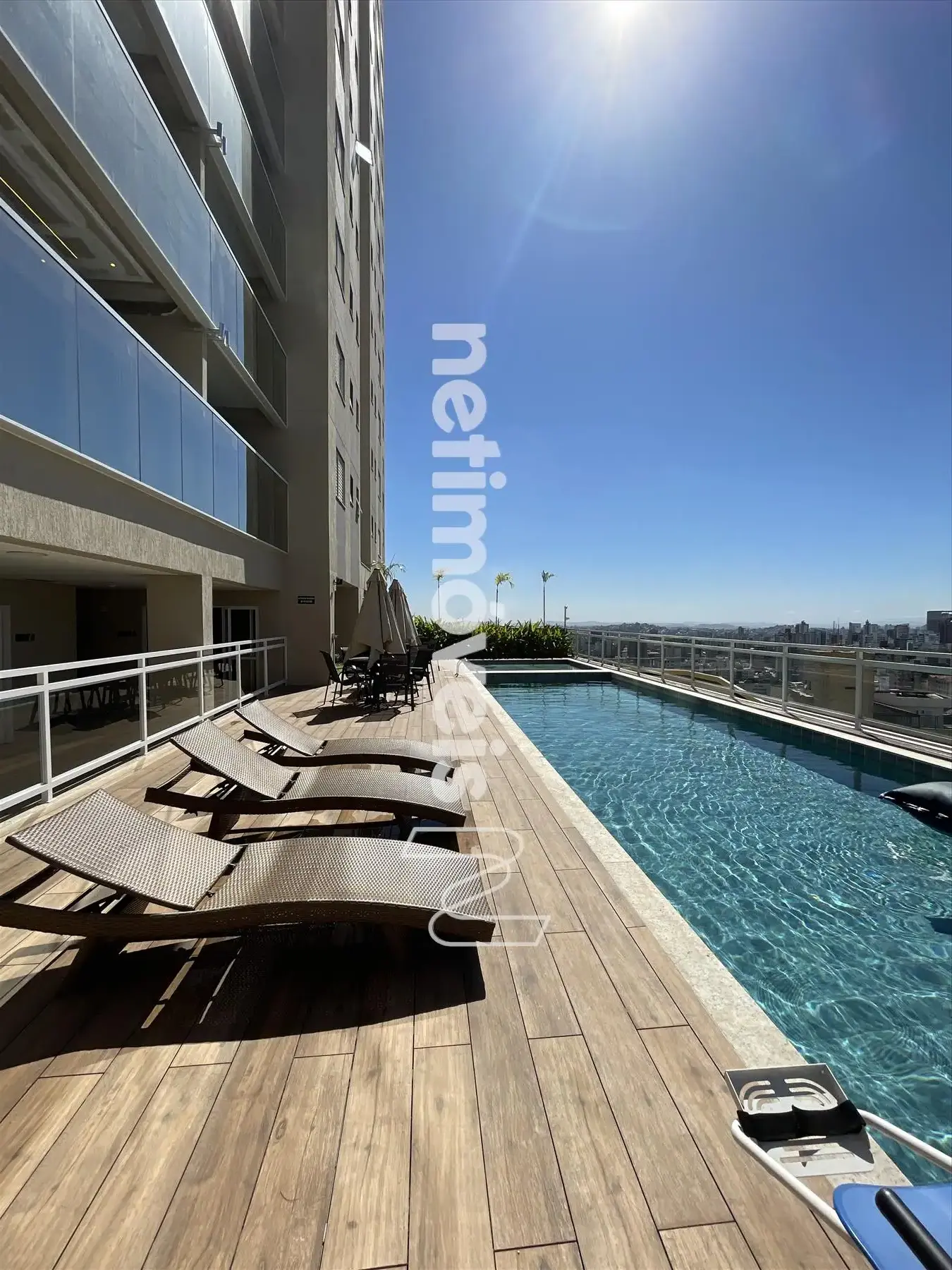 Piscina com deck