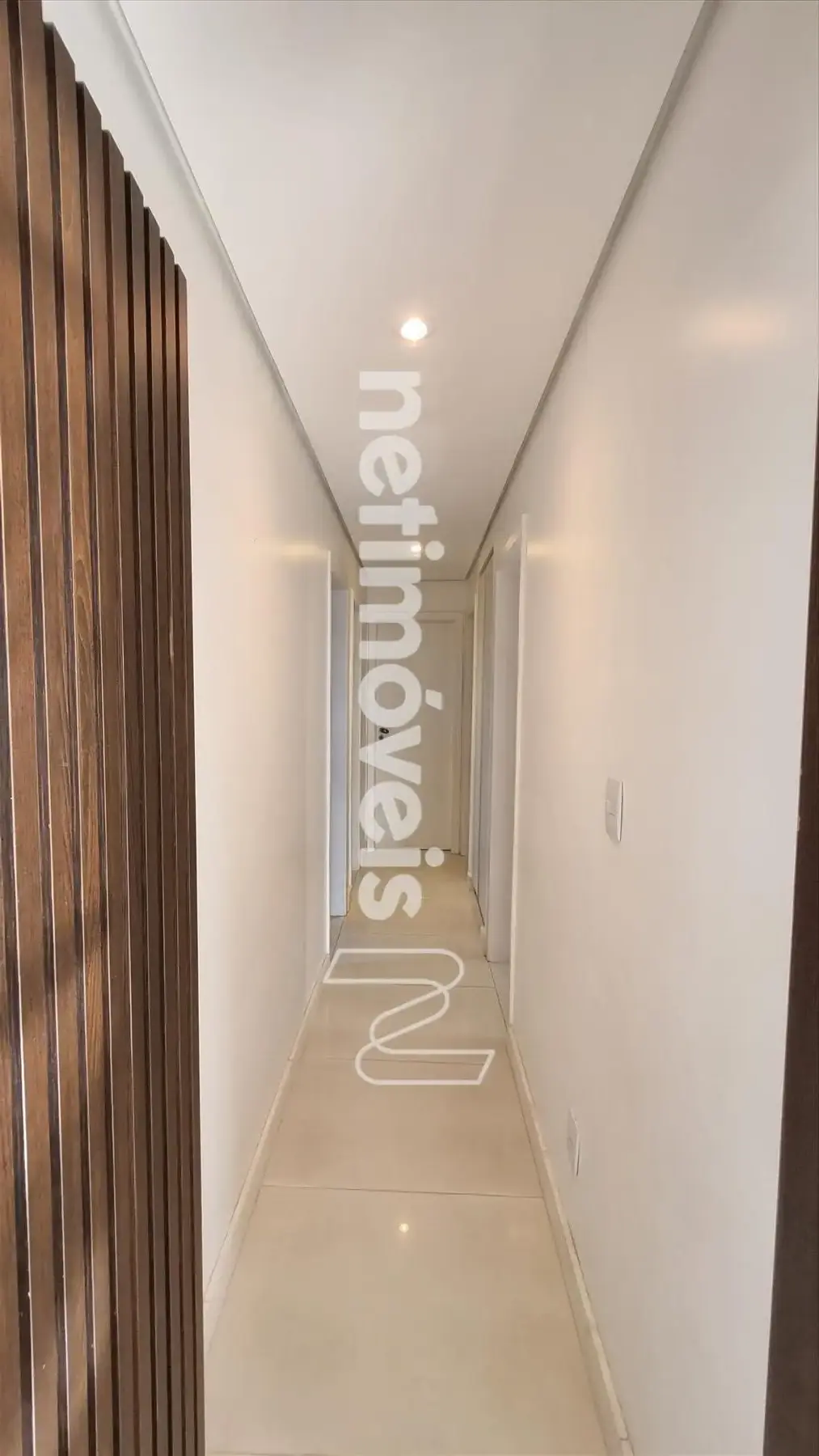 Corredor com Rouparia