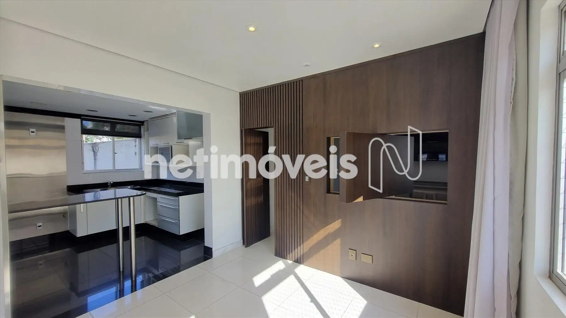 Sala, Painel Giratório e Cozinha Americana