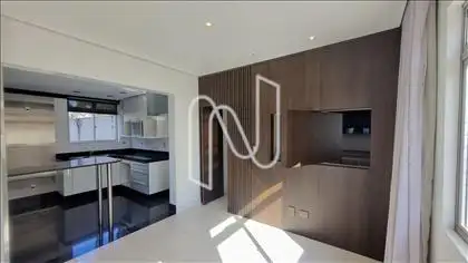 Sala, Painel Giratório e Cozinha Americana