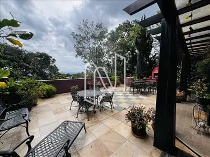 Terraço Gourmet com churrasqueira ao fundo